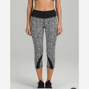 LULULEMON inspire Crop Legging Geometric. Size 6